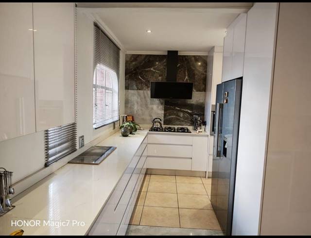 3 BEDROOM HOUSE FOR SALE IN VANDERBIJLPARK SE 3